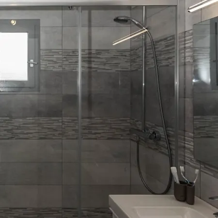 Apartment Deux Pieces Au Lavandou Avec Terrasse Spacieuse Et Parking - Fr-1-803-21 Le Lavandou