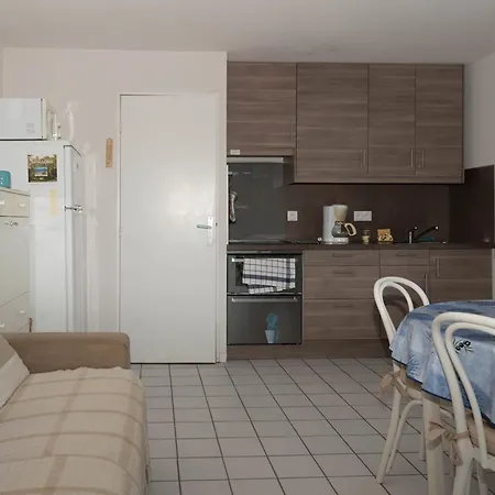 Deux Pieces Au Lavandou Avec Terrasse Spacieuse Et Parking - Fr-1-803-21 Le Lavandou